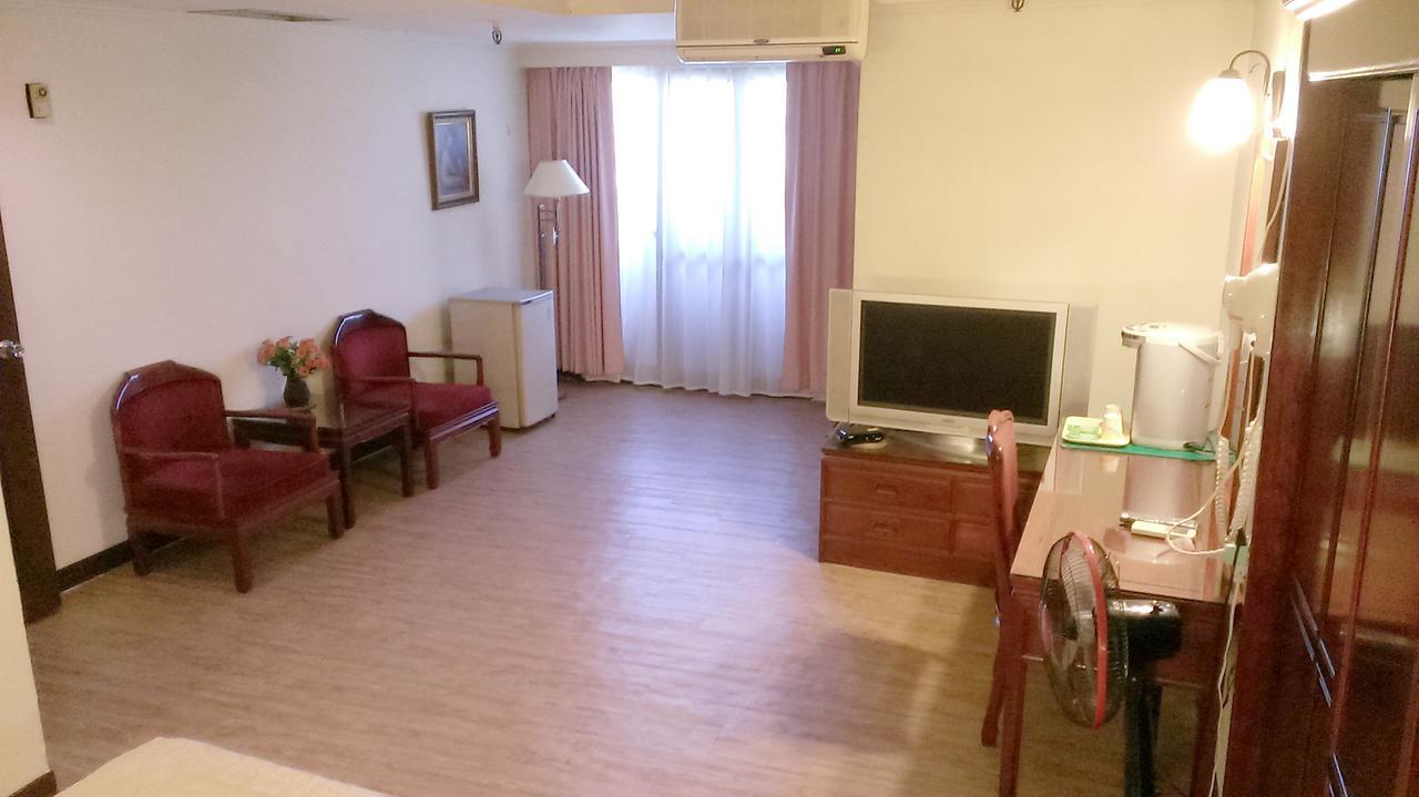 Galaxy Hotel Taichung Extérieur photo